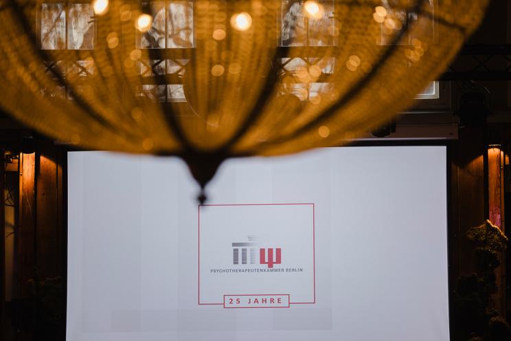 Leinwand mit PtK Logo