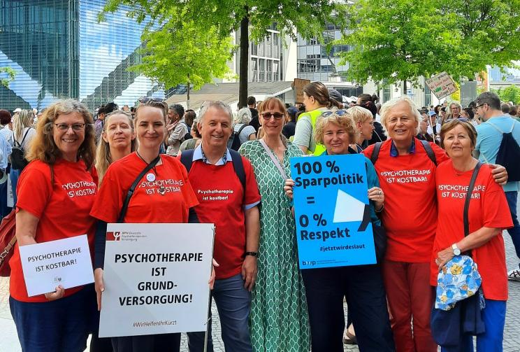 Vorstände und Delegierte der PtK Berlin bei der Demonstration für die Sicherung der Weiterbildungsfinanzierung und gegen Honorarkürzungen am 8. Juni 2026