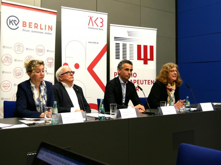Brit Ismer, Burkhard Ruppert, Peter Bobbert und Eva Schweitzer-Köhn (v.l.n.r.) auf der gemeinsamen Pressekonferenz zum GKV-Sparpaket am 7. Mai 2026.