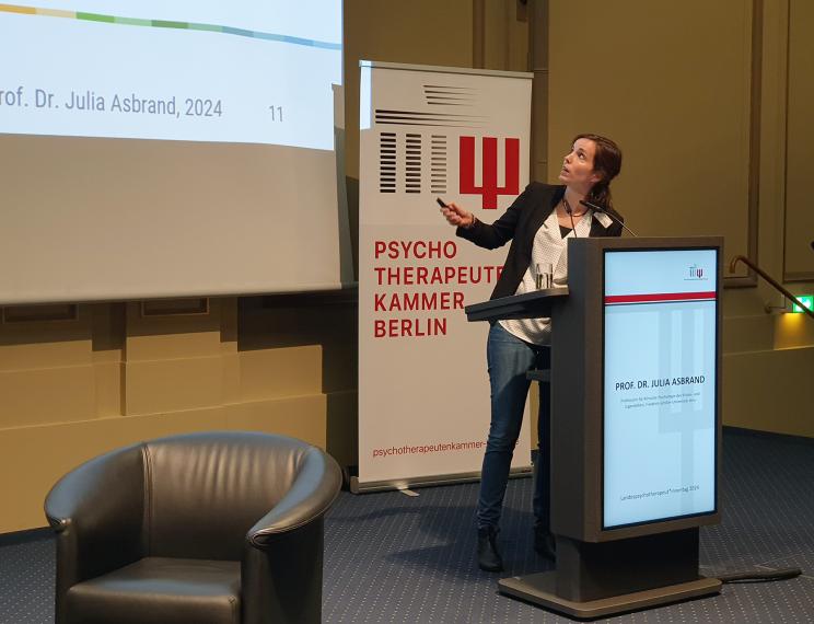 Prof. Asbrand am Rednerpult