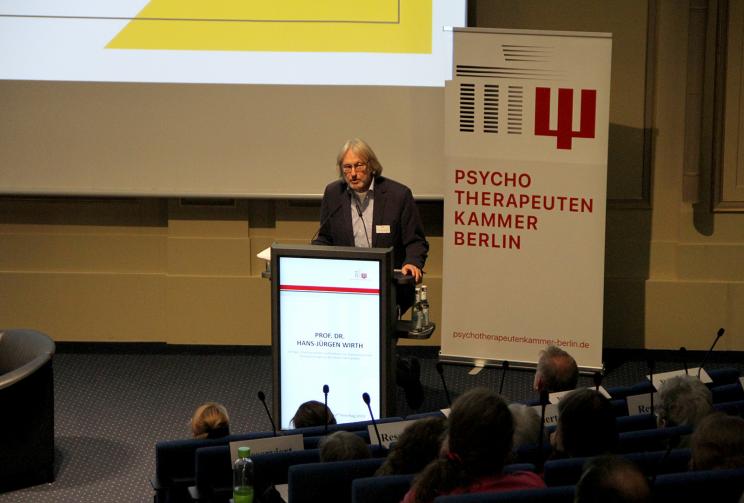 Prof. Wirth am Rednerpult
