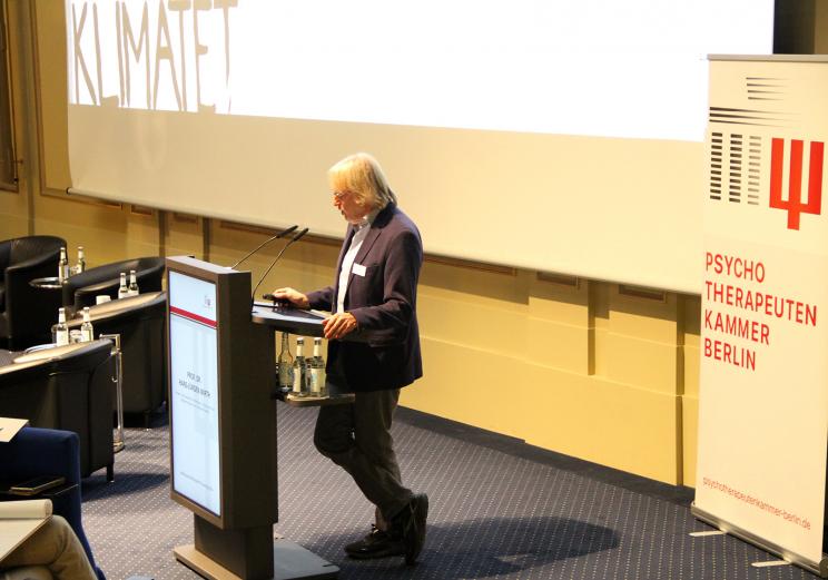 Prof. Wirth am Rednerpult
