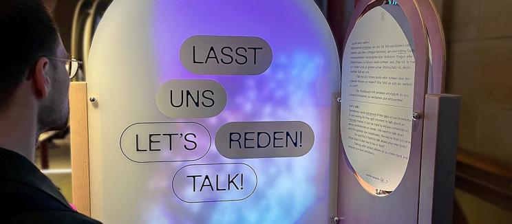 Ausstellungsobjekt mit Lasst uns reden